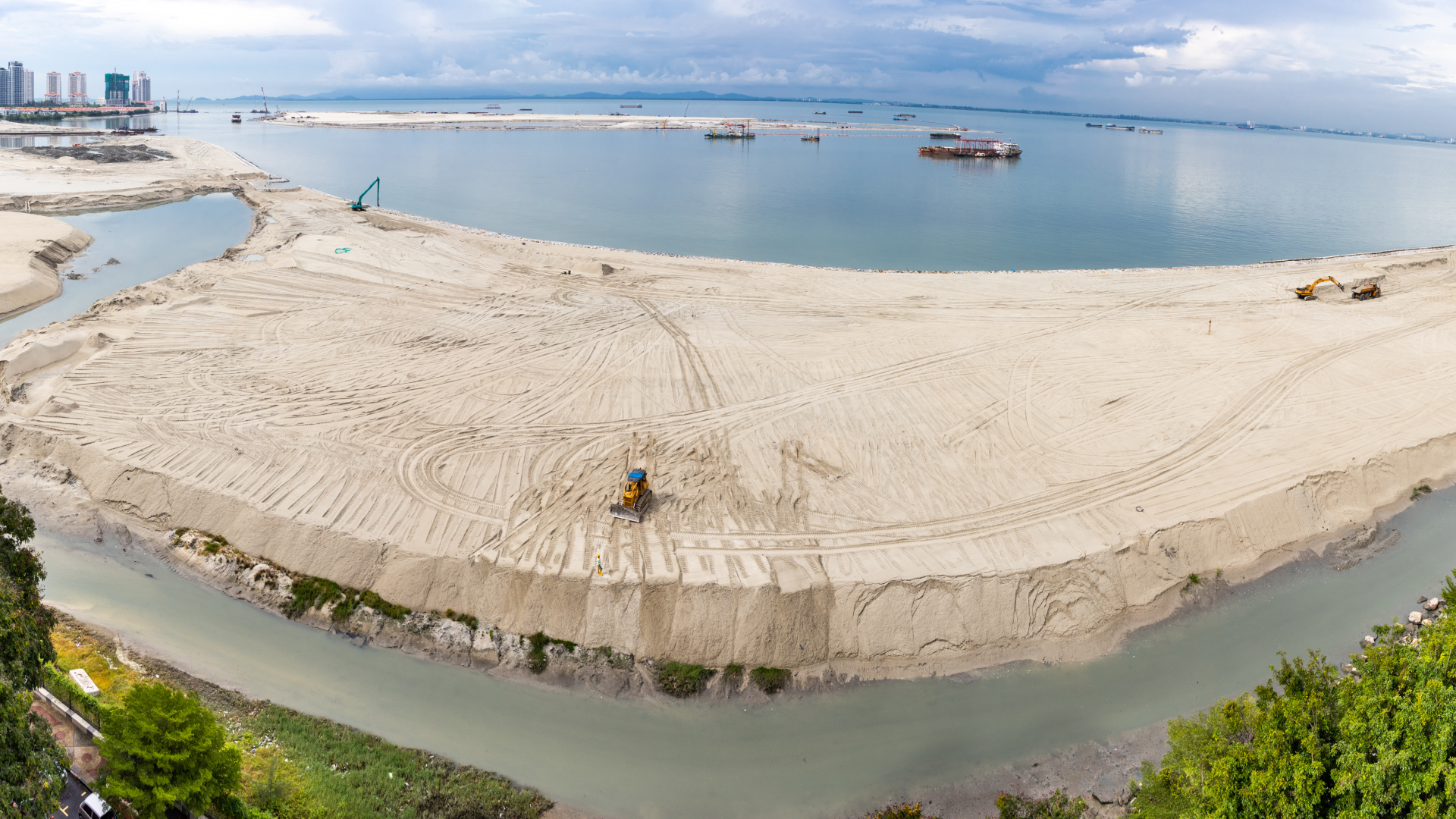 Dredging-and-Land-Reclamation-Shaping-Island-Fronds