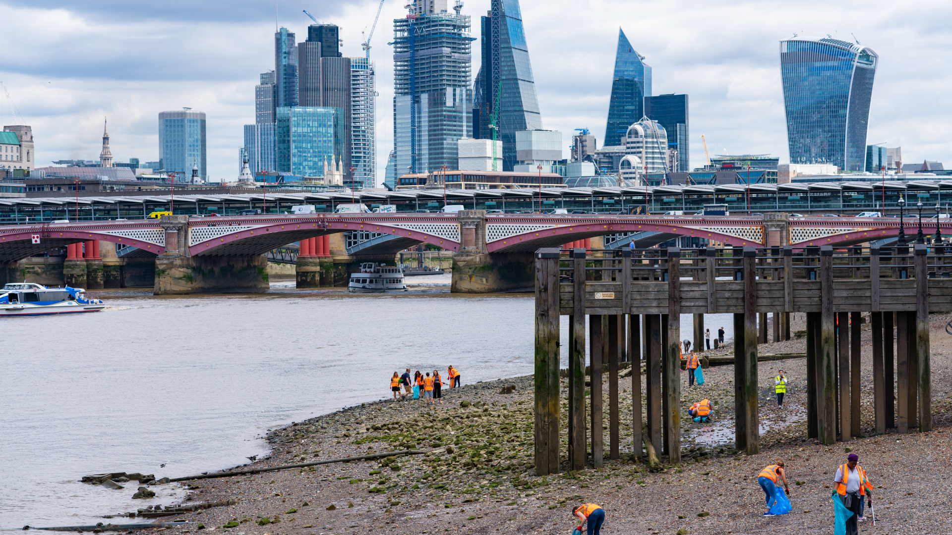 Labour-Faces-Internal-Conflict-Over-Thames-Cleanup-and-Sewage-Discharge-Plans