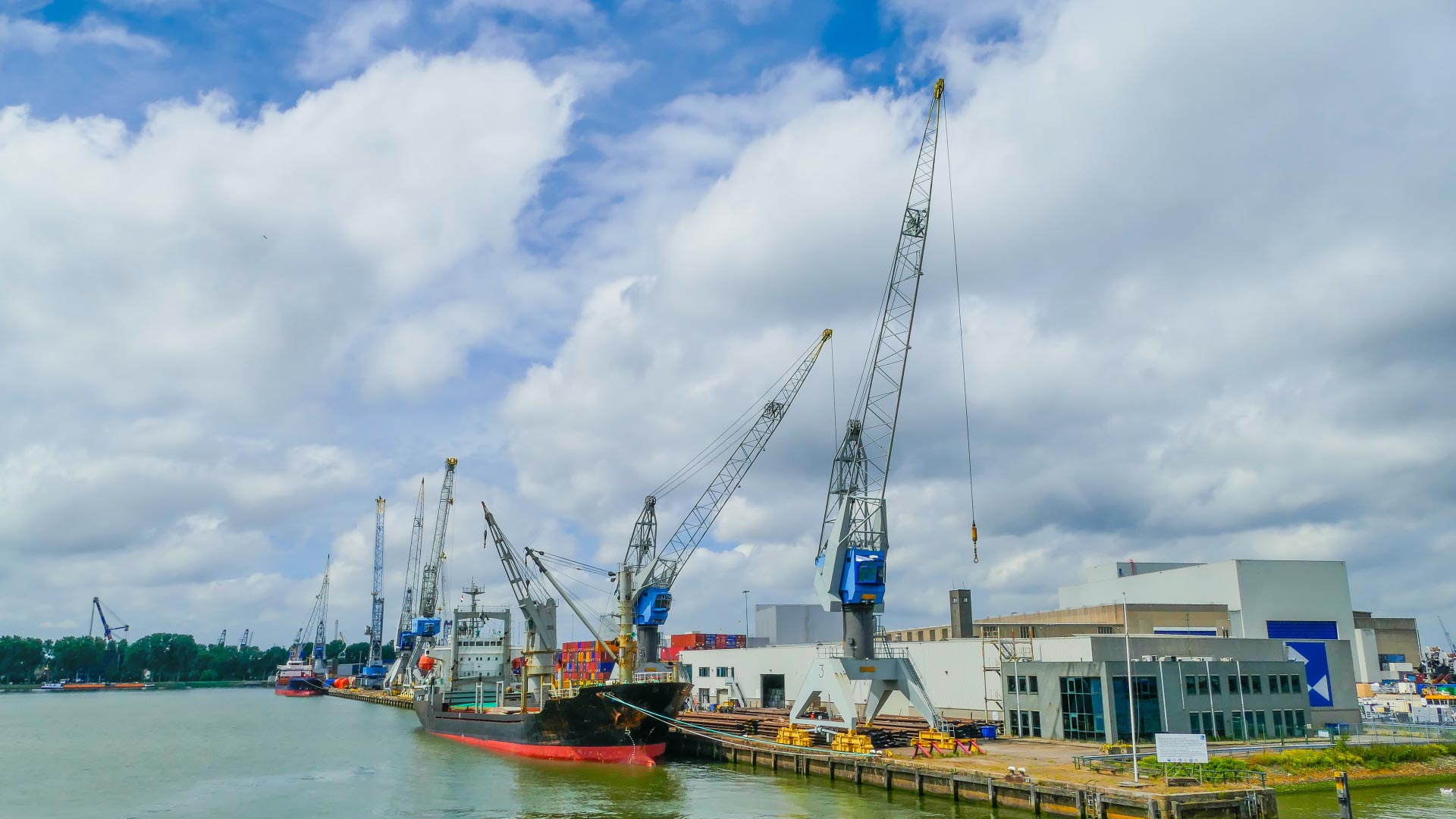 Van Oord Completes Dredging at Prinses Amaliahaven, Rotterdam