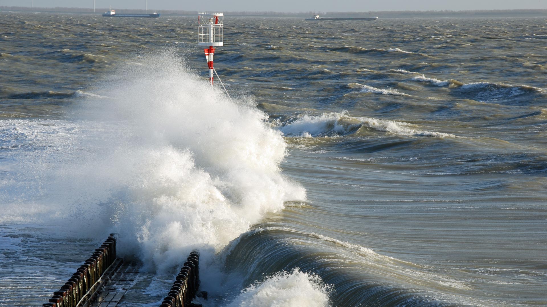 How Dredging and Tidal Flushing Protect Waterways and Beaches