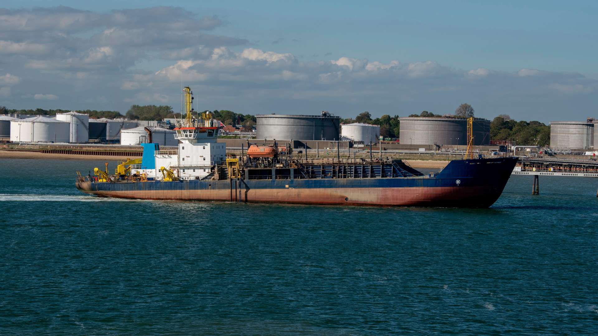 Dredging for Oil Balancing Energy Exports and Environmental Protection in Canada